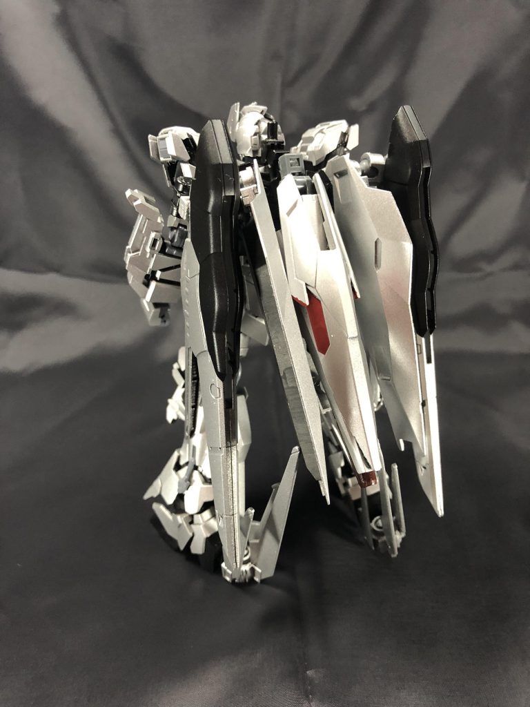 ユニコーンガンダムと酷似しているがバックパックは全く異なるものとなっている。