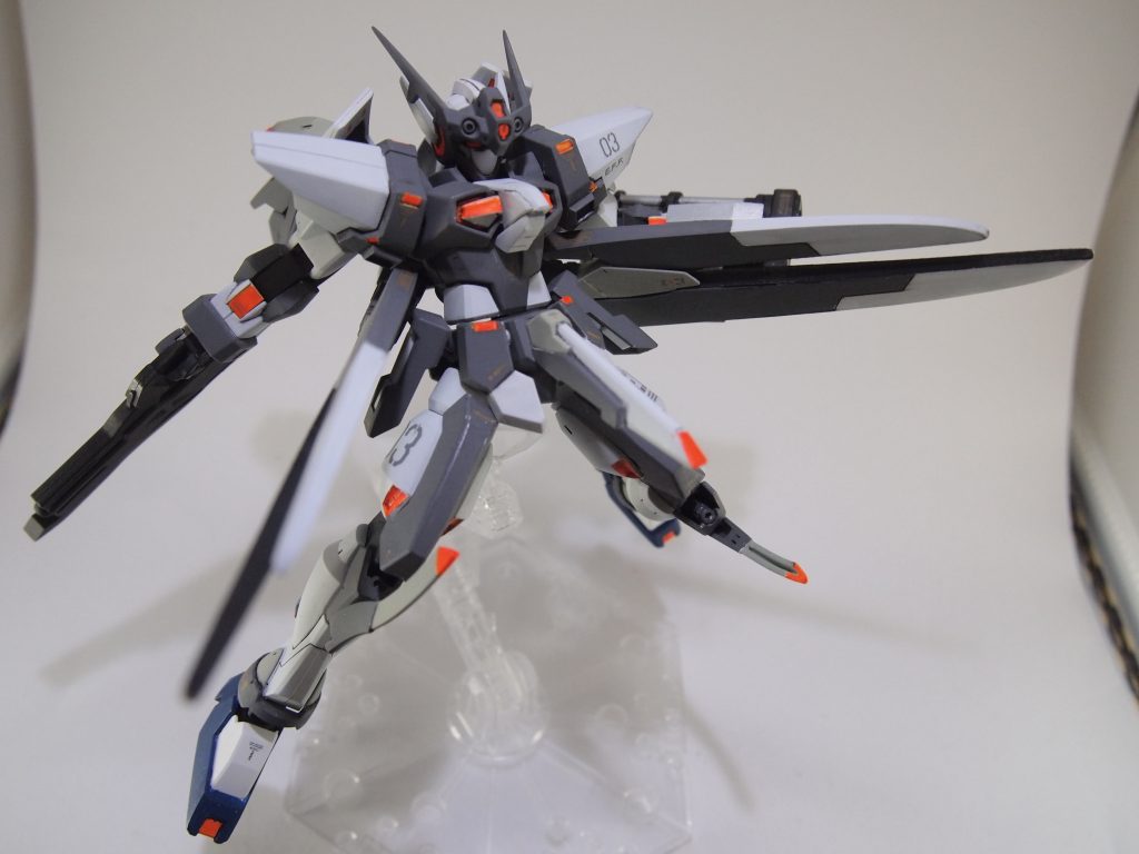 武装3 小型フォトンブラスターキャノン
ディーバに搭載されたフォトンブラスターキャノンの技術を応用。小型化に際して大幅な威力の減少を認めたが背部ジェネレーターに直結することである程度の出力を保つことに成功。
ジェネレーターに直結しているが故、発射後に機体出力の大幅な低下を招く、一度発射すると銃身が破損するため再度使用が不可能などの欠点から積極的な使用は推奨されず、拠点の破壊、対艦戦闘を想定したミッション時に主に使用された。