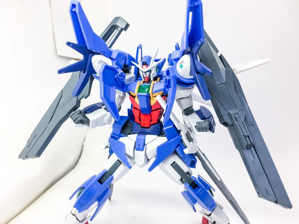 ## GNドライヴバッシュ
太陽炉を前面に向け、高圧縮したGN粒子を衝撃波のように放出する攻撃
範囲は狭いが、緊急時の攻撃手段として使用される
ビームサーベル(画像無し)
腰フロントアーマーに収納された武装
従来よりも切断力が強化されている