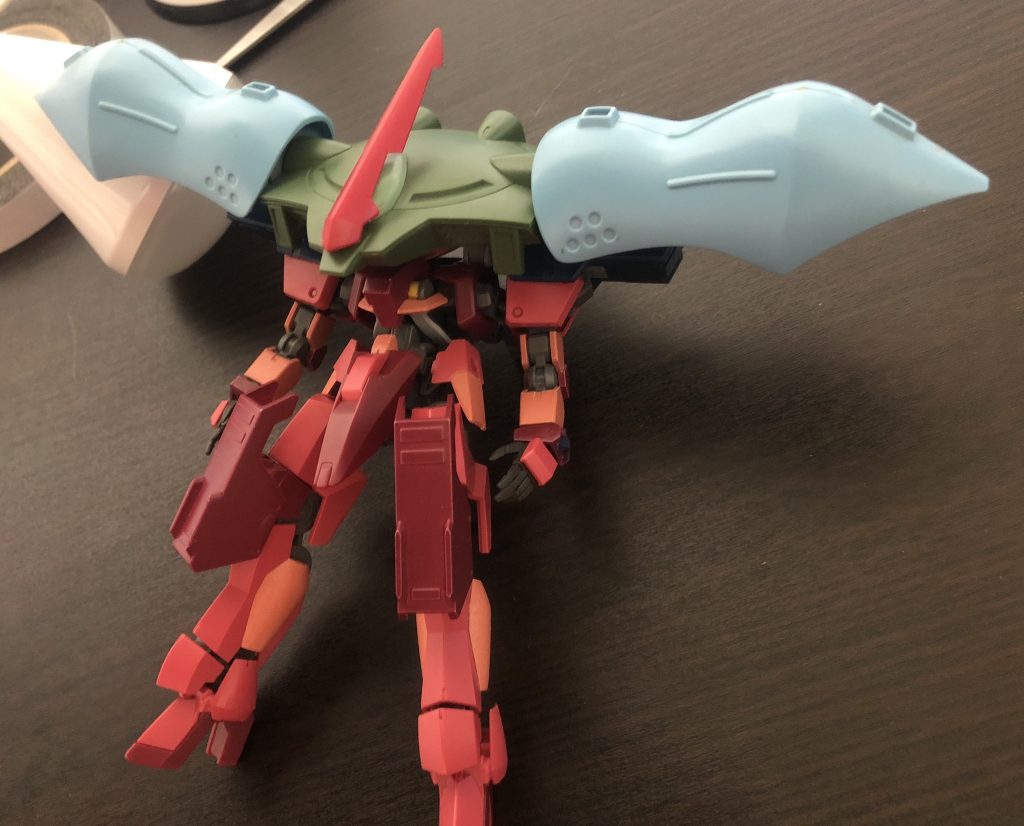 こちらはフォビドゥンアーマーの試作です。
実はギリギリまで肩に何を装備させるか悩んでいました。
画像のようにハイゴックの肩をつける案、
本家フォビドゥンのようにシールドをつける案、、、などなど
最終的には「遠距離装備がひとつもない!」ということに気がつき重火器を装備することになりました笑