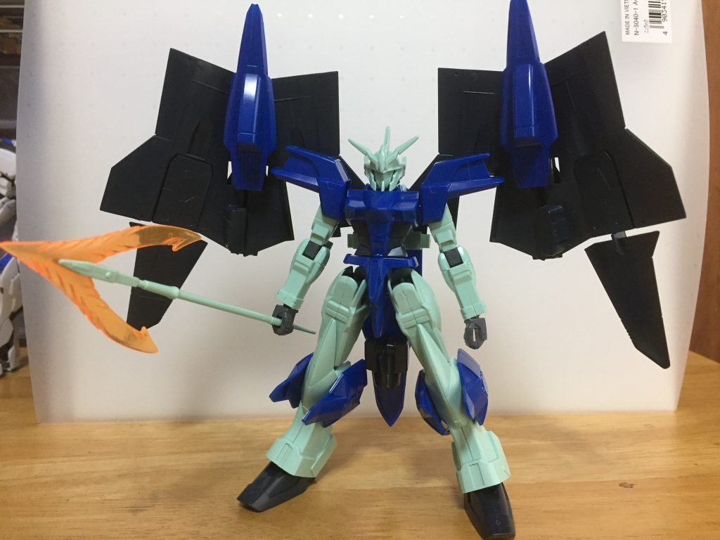 立ち絵を見ていると太ももががっちりしていたり胸の幅が広かったりでマッチョな機体なんですが、素組みだとあんまりぱっとしないなぁと思って色々いじりました。