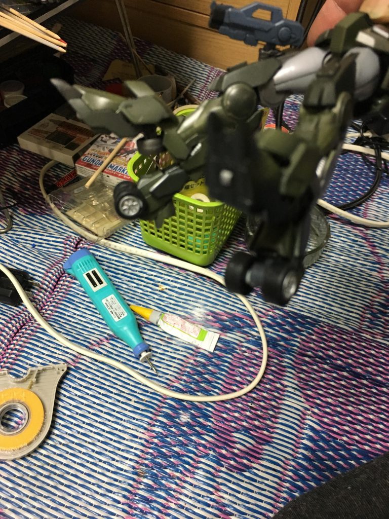 ローラー計6個つま先近くのものはプラパイプとプラ棒で作成
踵はダイバーの腕とチョロQのパチモンのタイヤの組み合わせ