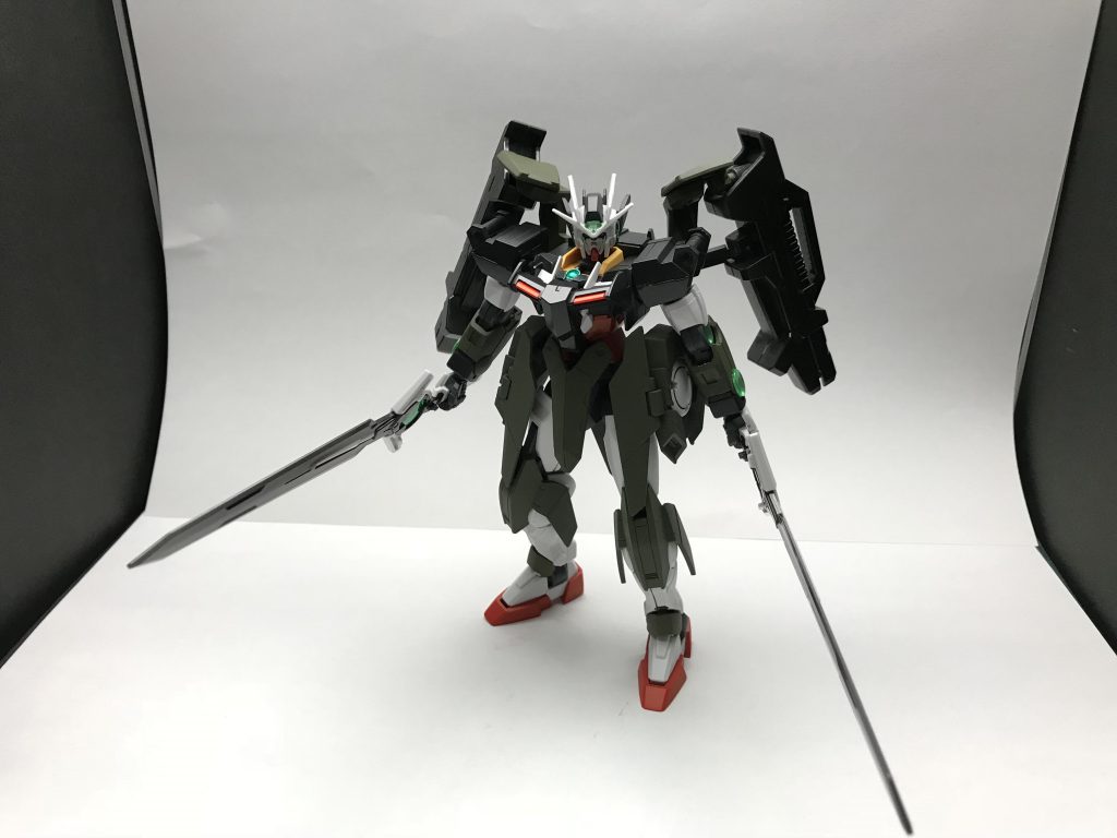 抜刀時
剣は腰にマウントした方がかっこいい気がしたのでGNドライブと一緒に腰に移しました。