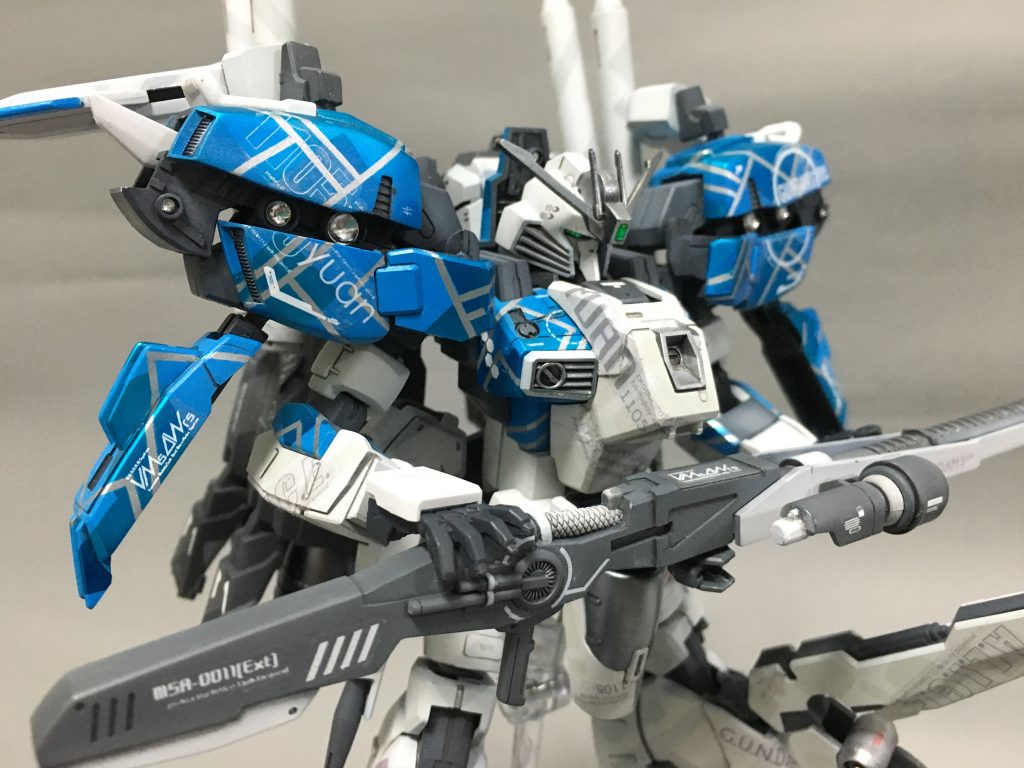 Sガンダムといえばこのビームスマートガンを構えたポージング。改造点は肩のバインダーの切り離しと胸元のメカ部だけです。
塗装はメタルブルーとマリンブルーのスプリッター迷彩にシルバーでアクセントを入れました。