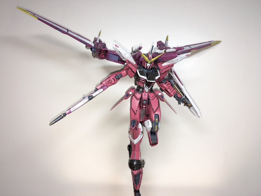 スリムなスタイルを活かしての飛翔ポーズです。