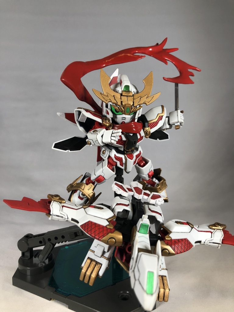 武装装甲八鳥と。
全体を通して塗装大変でした。エアブラシ持ってないので、細かいところは筆、パーツ単位で塗れるとこはイージーペインターで塗ってます。
ゴールド部分は黒下地塗ってからガイアのブライトゴールドで塗りました。スターブライトゴールドで塗ろうと思いましたが間違えて買っちゃいました。でもこれでよかったかも。