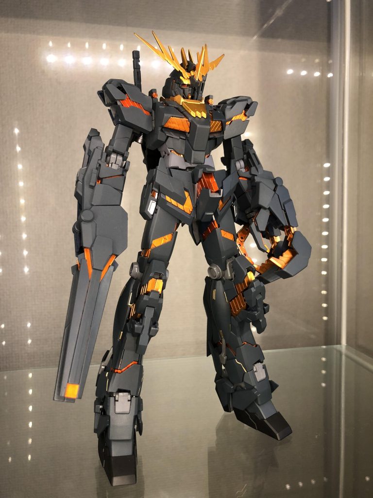 本体色はネイビーブルーを使用しました。成型色より黒に近い色になりサイコフレームが強調されました。