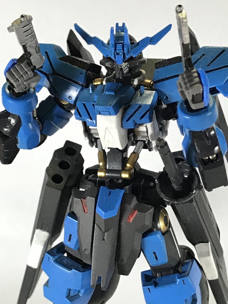 ハンドガンはフロントスカートに格納できます。