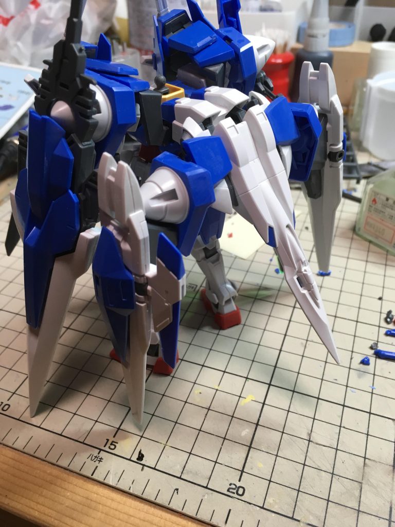 試行錯誤、この時からGNドライブを過剰載せする予定でした。
胴体はダブルオーダイバーの全面とダブルオーの背面をすり合わせて繋ぎ合わせてます(微改造部分)