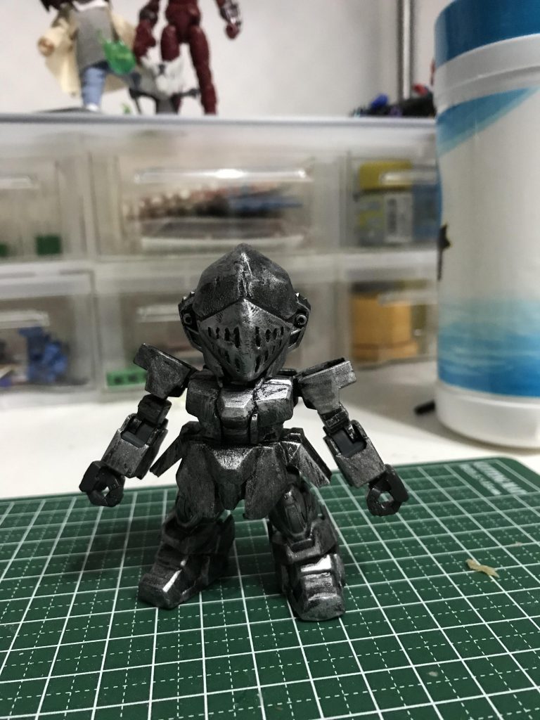 下地につや消しブラックを使いシルバーでドライブラシをしてみました。