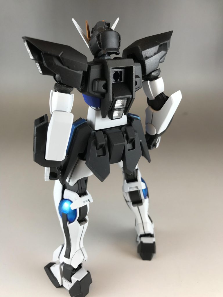 リア
メタリックブルーの部分はフォトンバッテリーで、動力源になっているという脳内設定
個人的に、GNコンデンサーの部分に当たるクリアパーツの色がかなりお気に入り笑