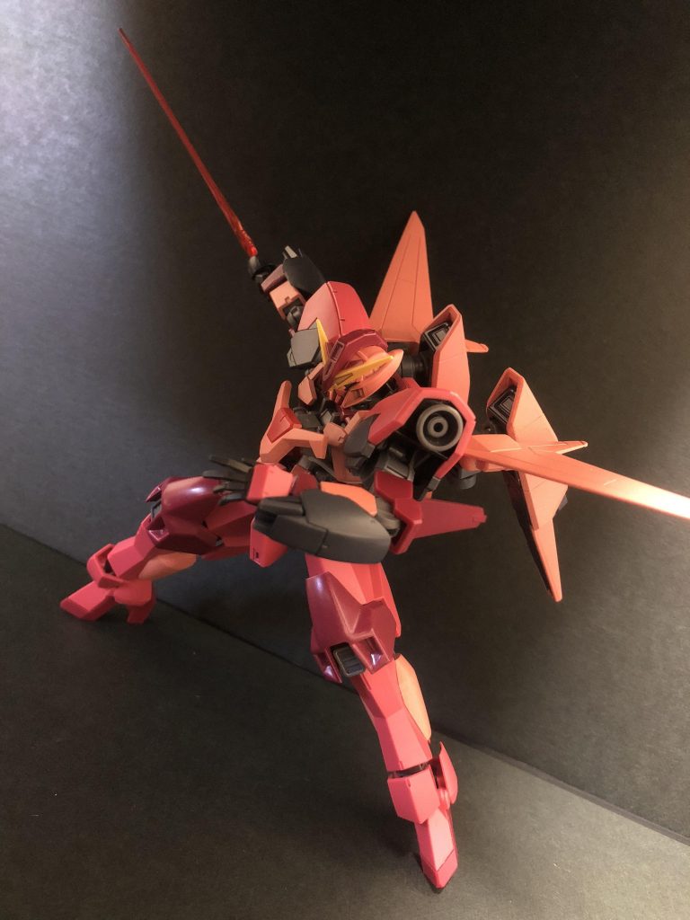 抜刀!
グレイズの問題点だった狭い腰回転域はサイドスカートの接続位置を変更することで解消しました。