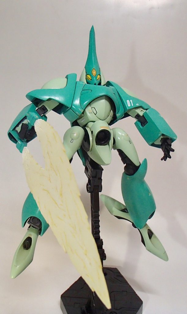 スタイルの他に可変機構を犠牲に可動範囲を広げ、格闘機ならではのポージングを充実させました。
武装がどちらも一般的ではないのでよく映えますね（≧∇≦）