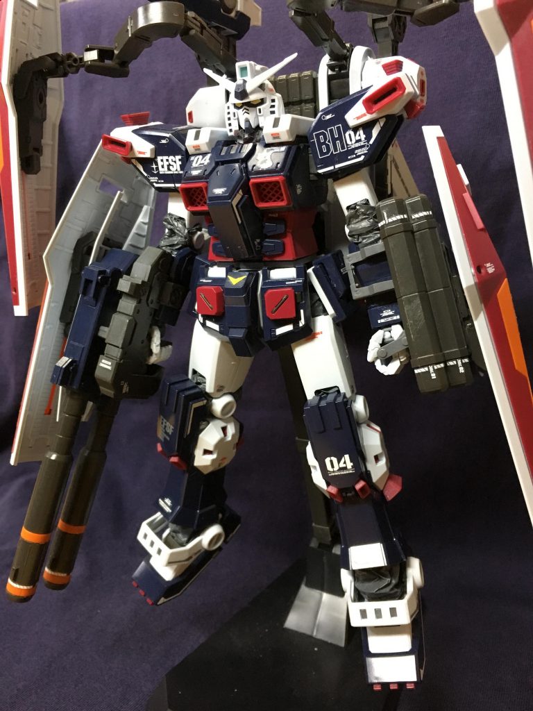 続いてフルアーマー状態
着膨れた感じはせず、ガッシリとした雰囲気が伝わってきます
フルアーマーとバックパックはデカールを貼り、光沢トップコートを吹いています
以下、アクションポーズなど