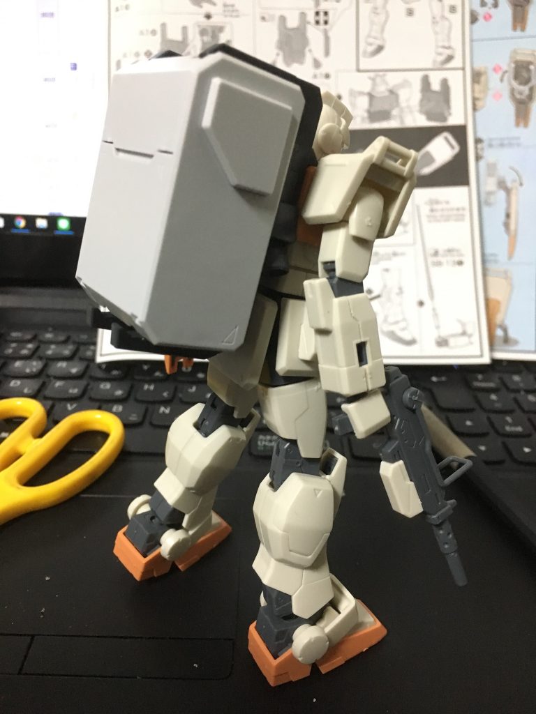 バックパックを陸戦型ガンダムのウェポンラックに交換してます。
無加工で付くので、ガンプラ初心者の自分でも簡単にミキシングできました。
本当は武装も原作に合わせて六連装ミサイルランチャーにしたかったんですけど、パラシュートパックが手元に来るまで待てないのでマシンガンで妥協です。