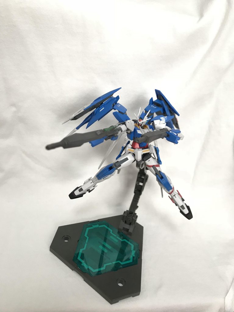 遠距離では火力が足りなかったダブルオーダイバー。スーパーGNソードIIのソードをオミットし、火力の高いツインバスターライフルに…