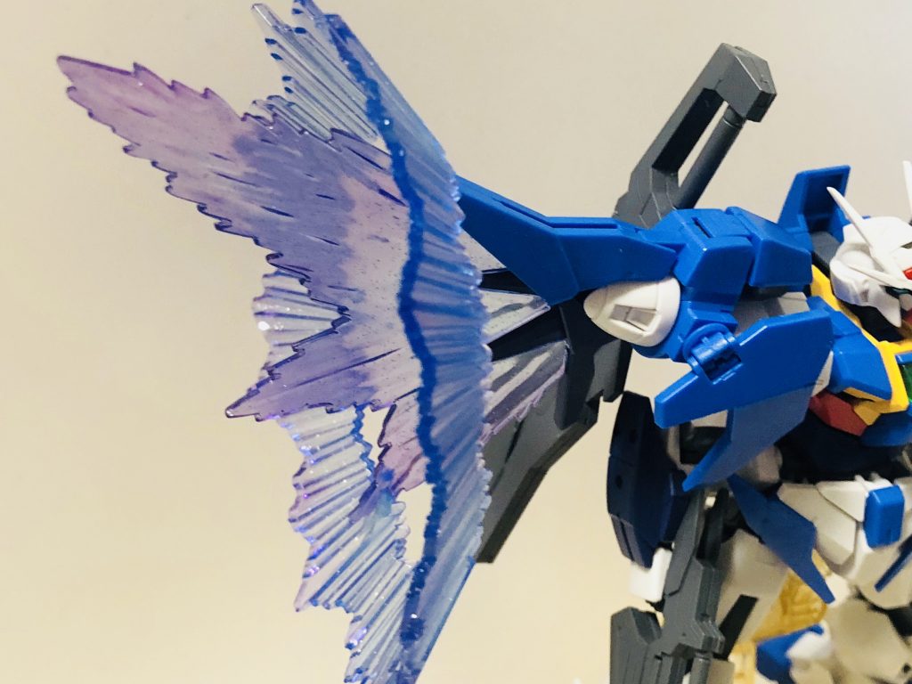 エフェクトパーツのアップ。光の翼はピンクに粒子エフェクトは青紫です。