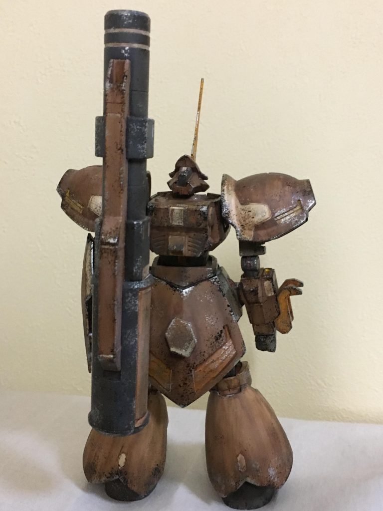 背面です。下半身のどっしりとした安定感がドムに似ていて好きです。