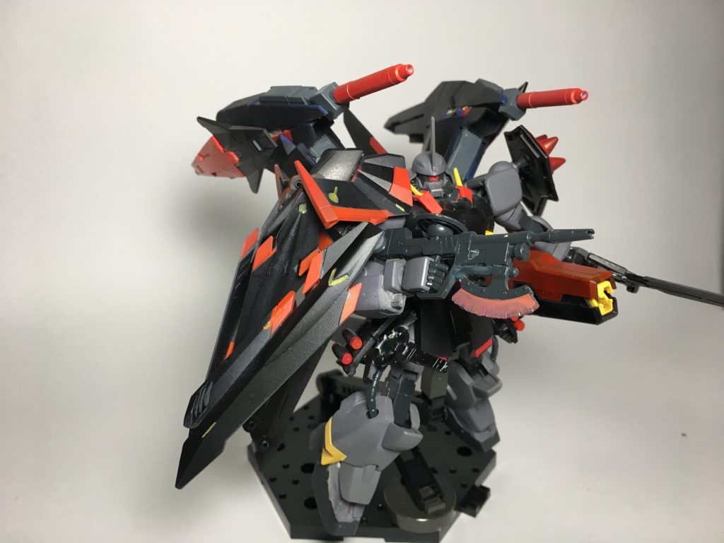 メイン兵装はザクウォーリアーから使われる突撃銃とトマホークの併用を可能としたザクマシンガンと背部ユニットから伸びるGNランチャー、フルバーニアンのビームユニット、腰にホールドしている実体剣GNブレード。ノーネームユニットはマシンガンビームの加速等にも運用可能。