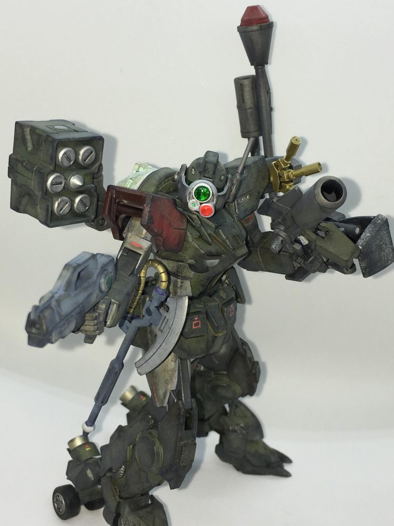 中距離戦
グレネードランチャーは二発しか擲弾が内蔵されていないが弾切れを条件に腰部接続中のみビームキャノンに移行
実弾が無くなった場合このビームガンとビームキャノンのみが飛び道具となる。