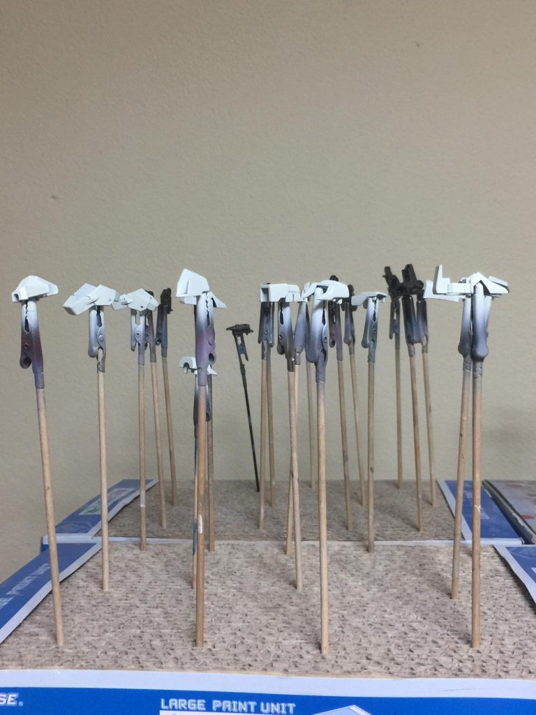 下地のホワイトを エアブラシで塗装した
製作工程です。