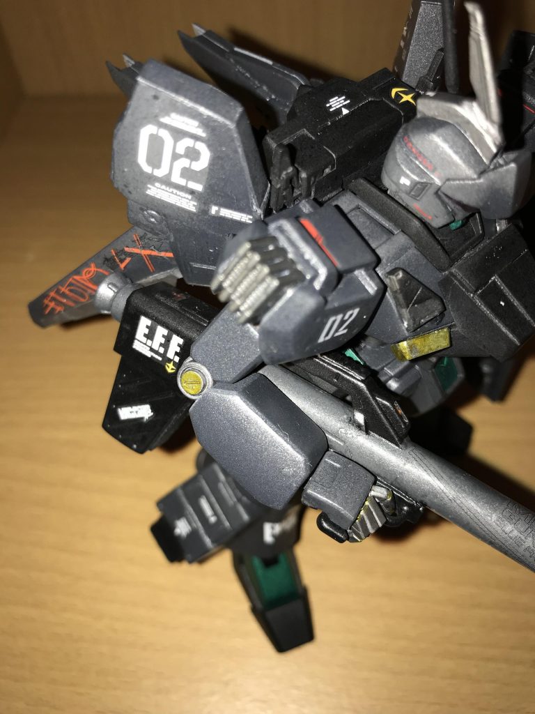 肩のスラスター?の合わせ目消しが難しいので切って埋めてして無かったことにして代わりにバーニア3の排熱?を付けました
武器のバズーカはhi-νガンダムのバズーカを少しいじったやつを使っています