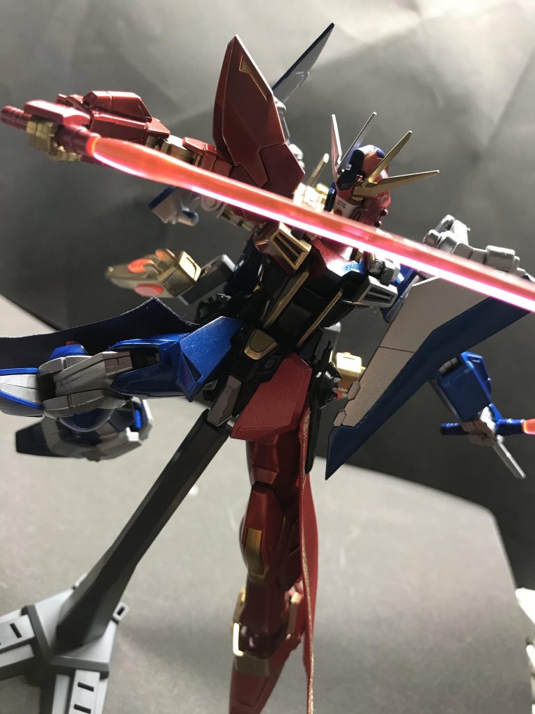 武装1:ボトルサーベル。ビームサーベルを赤と青にしたので見る人によってラビットタンクでもラビットドラゴンでもビルドとクローズでもドライバーのレバーと青い何かでもいいという素敵な服・飾・品！