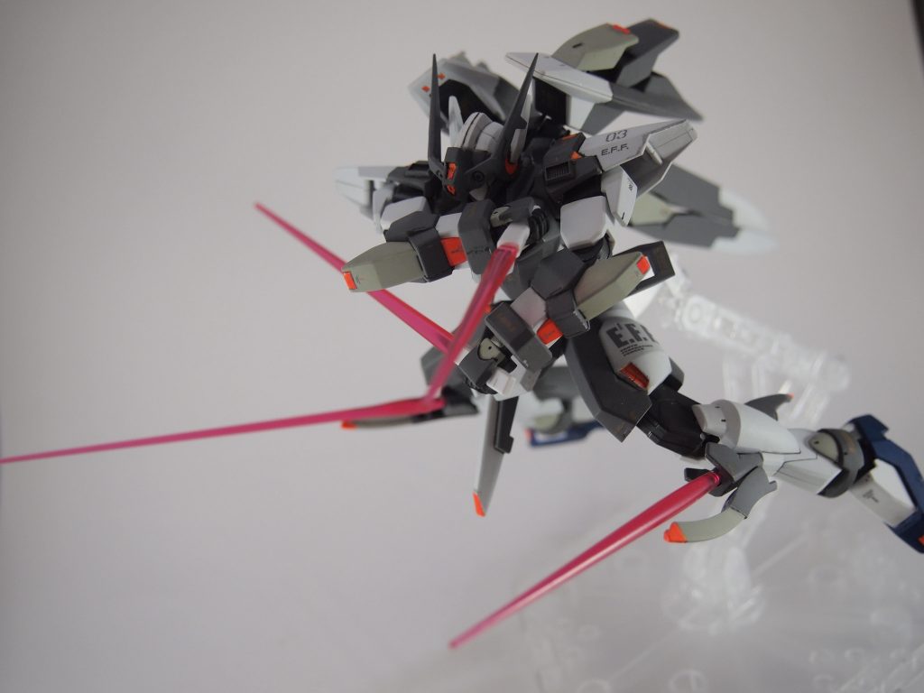 武装4 ビームサーベル
射撃武器を使いつくした場合、最接近を余儀なくされた場合を想定してビームサーベルを装備。
ベースとなったGバウンサーに搭載されていた二本に加え、両膝に発振機構を内蔵。
パイロットの好みにより左腰、右膝に装備されたものが短く、右腰、左膝に装備されたものが通常のサイズに固定。緊急時にスムーズな対応を可能とした。