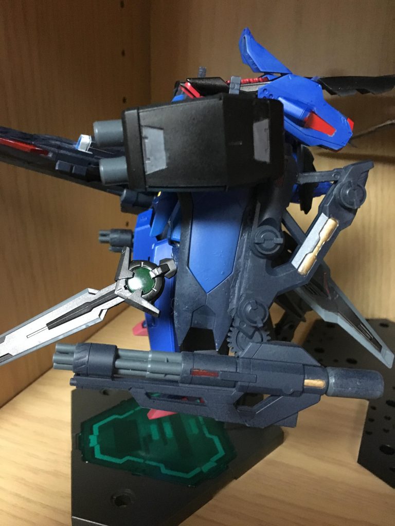 ザフト軍ザクシリーズに用いられるシールドをダブルオーダイバーの肩部に直接接続し、ベーススピニングブラスターとGNキャノン、ダイバーエースのブレードの格納部と多機能性を備えたロマンシールド。
スピニングブラスターで中距離の敵に対応し、機雷原やミサイル弾幕ははこの兵装で突破可能。
キャストオフ時以外はほぼシールドとしての機能はなかったり・・・