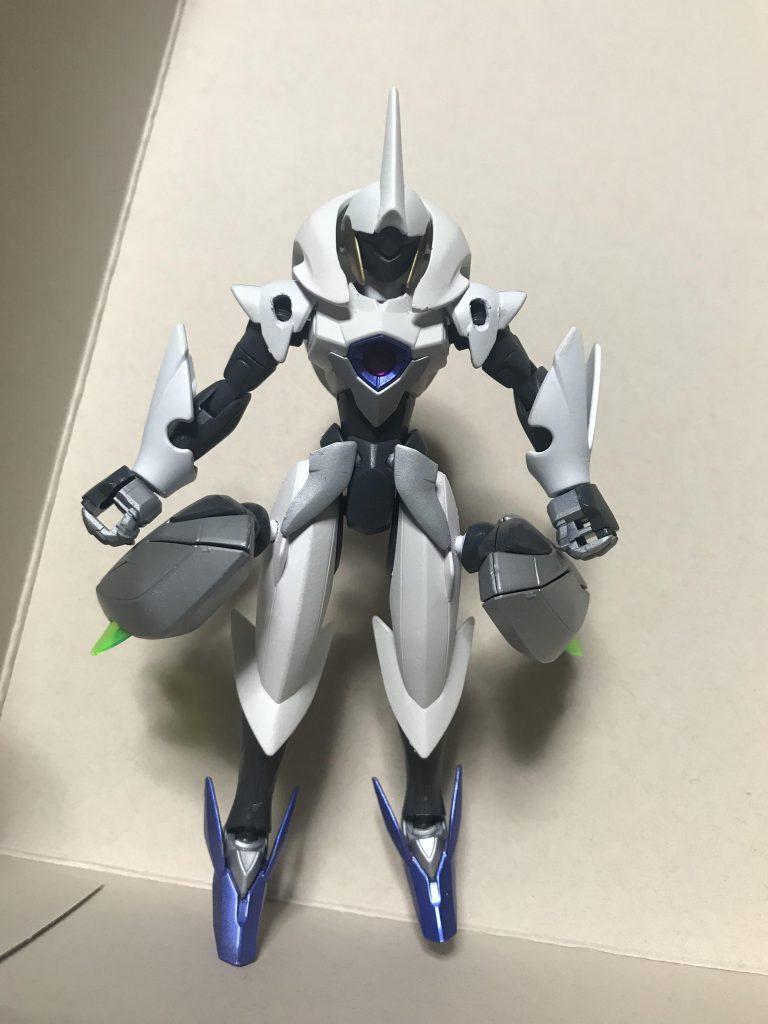 肩にはギラーガの膝アーマーのクリアパーツの突起をダボにして接着しました。