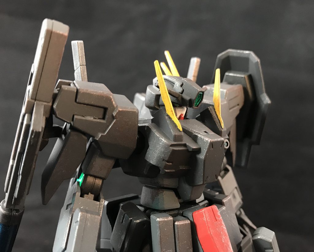 ## [胸部大型クラビカルアンテナ]
胸部に装備される大型のクラビカルアンテナ。
スロウンズシステムに対応するために追加装備されたもので、量子通信により、ケルディムサーガ・スロウンズ、セラディム間でのデータリンクを実現している。