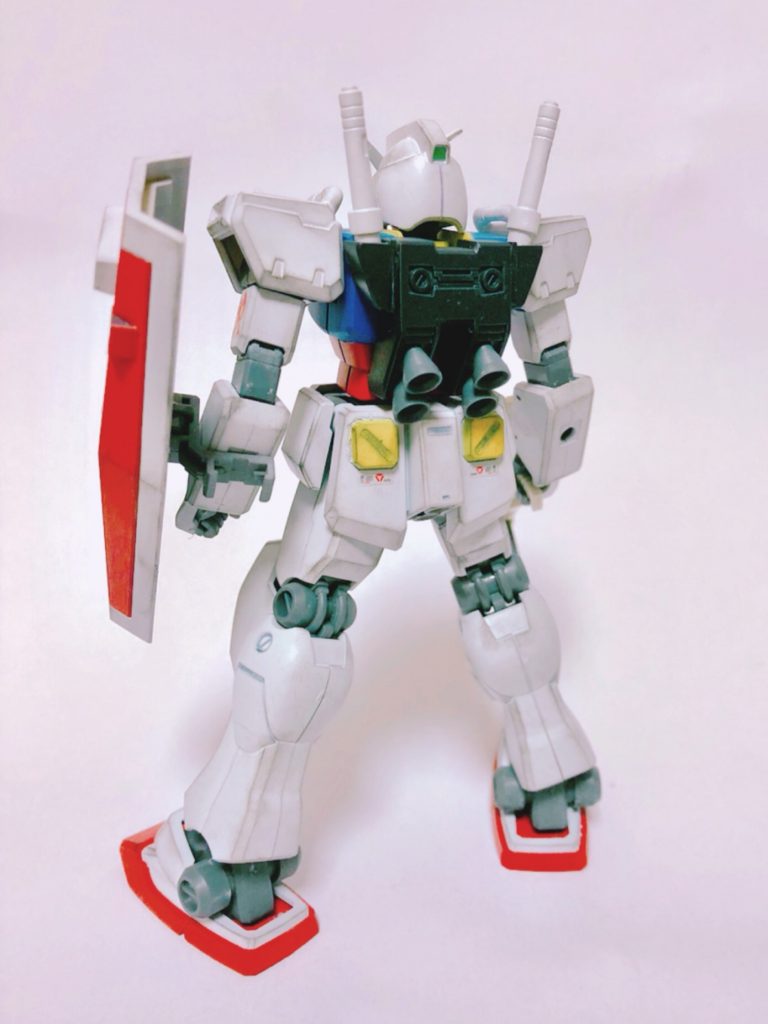 ビームサーベルラックはHGガンダムのサーベルラックを移植してます。どうしてもこのノズル4個のバックパックが良かったので。