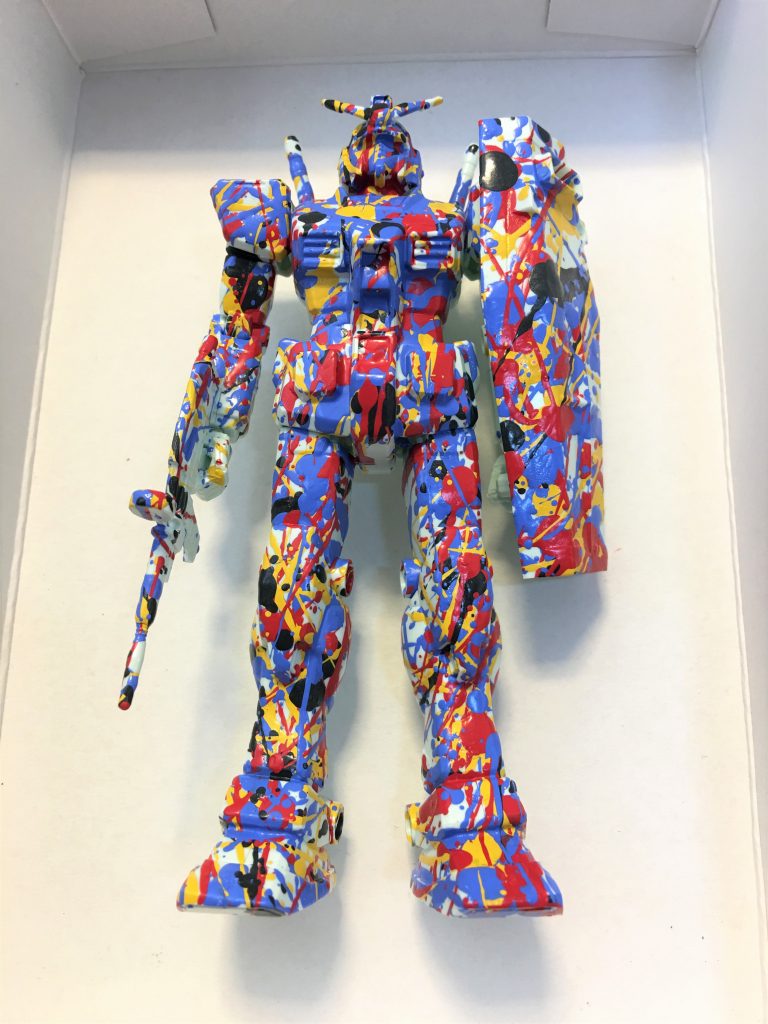 1.「内包」
青、赤、黄、グレーの4色がキャンバスの中を暴れまわる。内部で充満し、膨張していくエネルギーの「内包」である。