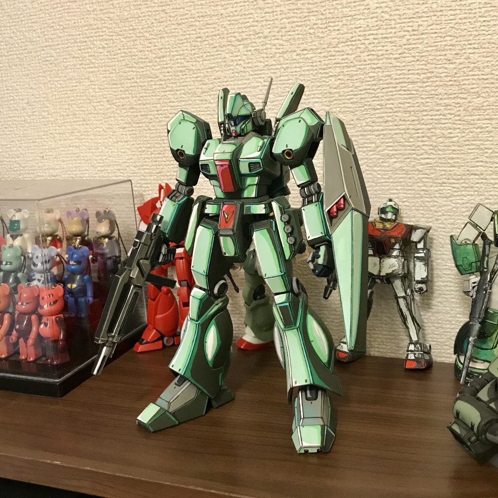 棚に並べるとどことなく違和感がw