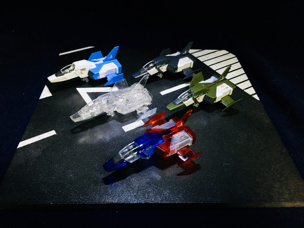 台座は、木の板を黒に塗装しそこへマスキングテープを使い白のラインを入れました。