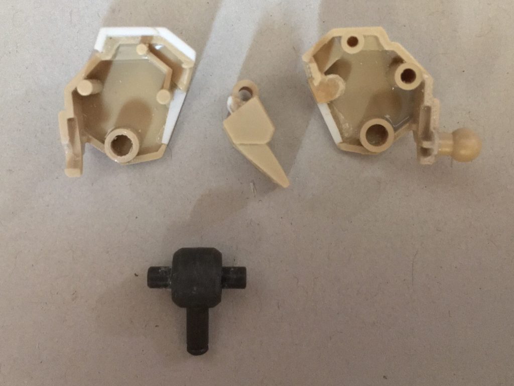 肩は接続ピンの一部を利用して可動式にしています。