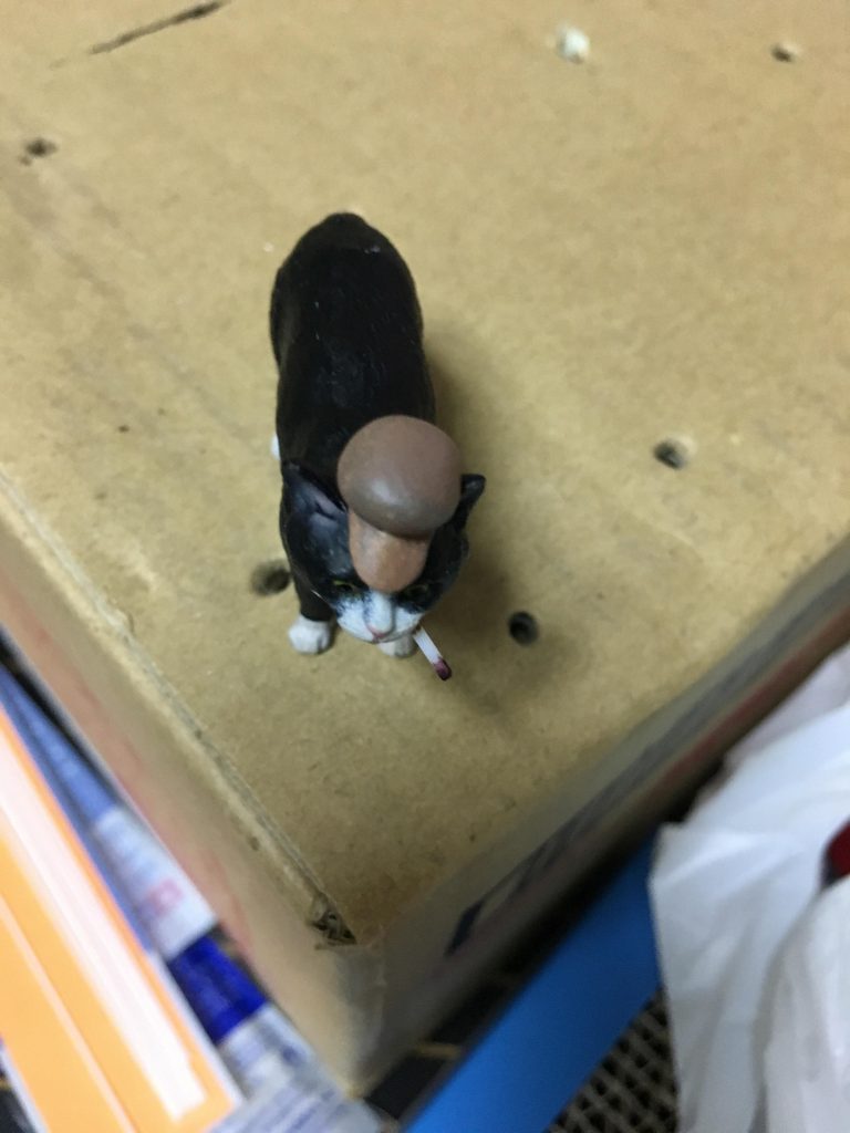 プラ棒端材とパテ余りで猫の帽子とタバコを…
帽子は上から見ると松茸に見える松茸帽子。
ねこぶそうからはミサイルポッドも拝借しました^ ^