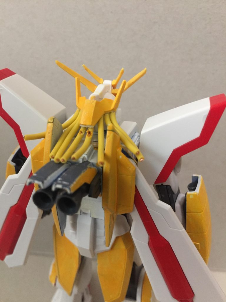 髪の部分は銅線とダブルオーの胸部パーツをゴッドガンダムの後頭部に接着して作りました。