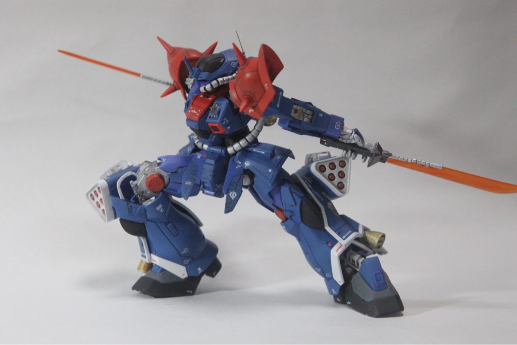 左胸とフロントアーマーのディテールは一段彫り込んだ所にプラ板やジャンクパーツを置いています。