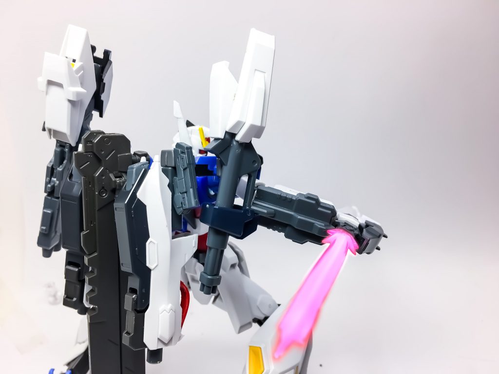 ## ビームサーベル
ウィングスカイソードのグリップ側にはビームサーベル発信機器が装備されており、カウンターや奇襲等に使用できます。
また、刀身を外さずに発信させると、双槍の様に使用する事も可能。