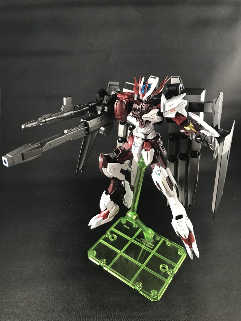 ## 肩部射撃武装展開
輻射波動のカートリッジを使い切り、パージした後展開できるようになる武装です。
パージ前は、動きを阻害しないよう肩部右後方に格納しており、ガンダムフラウロス(流星号)のショートバレルキャノンとマシンガンを搭載しています。
こちらは後に、ノーネイムの「ガントレットセイバー」とユニットの「Bスマートガン」に影響を与えた設定です。
ちなみに今回撮影した写真で一番のお気に入りです。