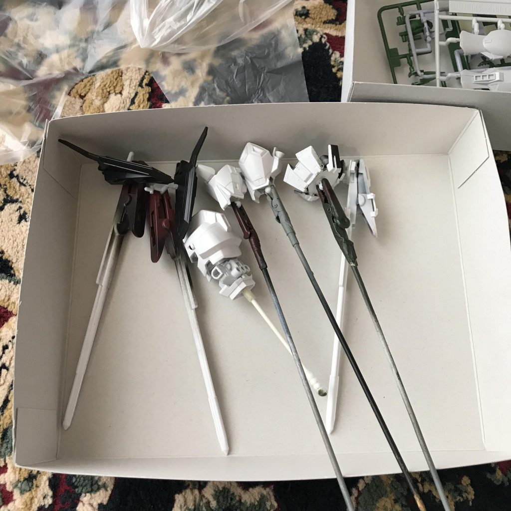 パーツをある程度組み立てて吹き付け塗装するブロック毎に分けました！