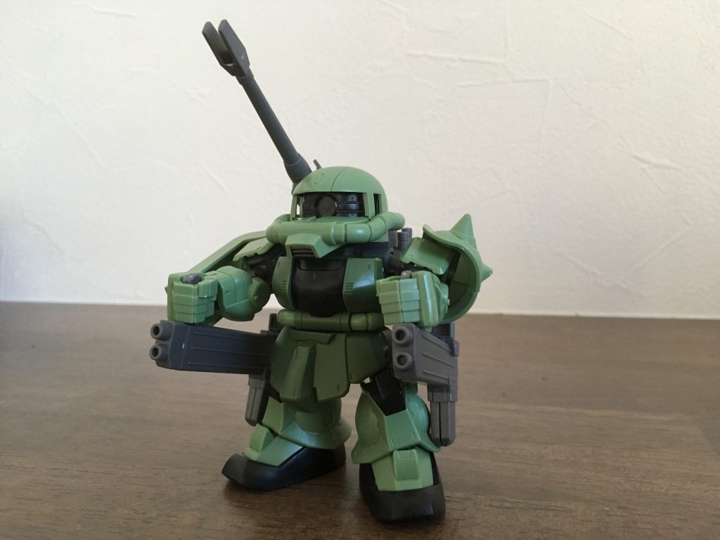 キットに付属のフレームではビッグガンを構えることが難しいことが判明。