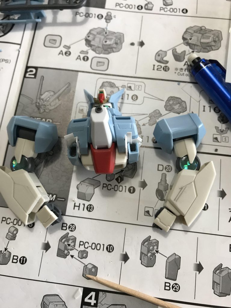 筋彫り少々と肘に千代紙シールを貼り付けています。肩、胴体はまだ製作途中です。