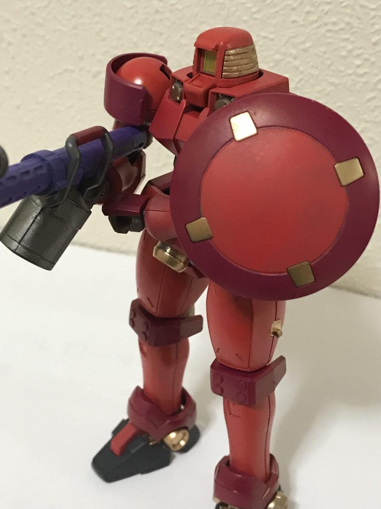 シャアレッドとシャアピンクをベースにやってみたのですが、金を入れるとアイアンマンのようになってしまいました。