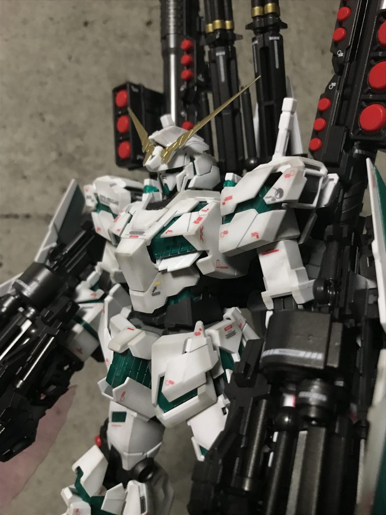 クリアパーツであるサイコフレームの裏にシルバーを吹きました。クリアパーツの味を残しながらスケスケ感を無くしました^^*