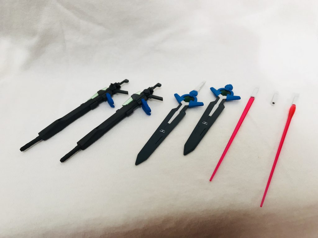 武器。左からGNツインバスターライフル、GNダイバーソードII、GNダイバービームサーベル、GNビームサーベル。