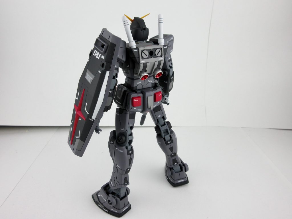 頭部はサイコガンダムを参考に、アンテナを黄色、額を赤で塗装。