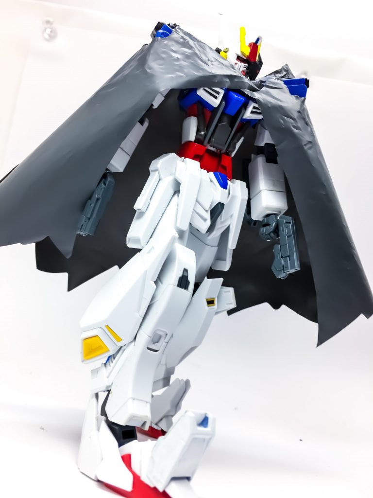 マント装備
武装はビームサーベルとハンドガンのみですが、かっこよさは更に上がっていると思います。