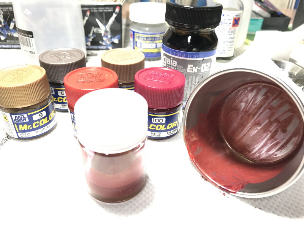 ## 〜塗装に関して〜
生物的で不規則な光り方をする甲殻表面を表現をする為に敢えて表面処理、サフは使っていません。
黒い部分にはガイアカラーのブラックで塗装し、金属粒子を乗せる為に黒鉄色を軽く吹いています。
“G”は黒色のイメージがありますが、茶色っぽかったり、赤みがかったものもいるので暗いピンク色部分はマルーン、ゴールド、モンザレッド等を混ぜて調色したものを塗装しています。
(狙った色ではなかったのですが、結果的に不気味で嫌な感じの色になりましたw)
また各部にはゴールドでアクセントをつけています。